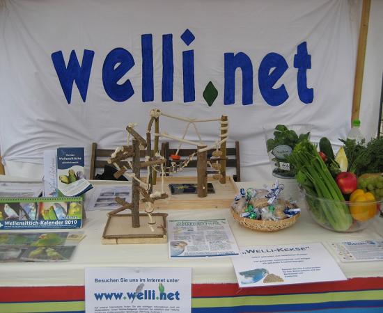 welli.net-Infostand mit Spielplaetzen und Welli-Keksen