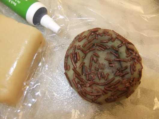 Osternest aus Marzipan mit Schokostreuseln