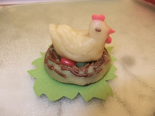 Osternest aus Marzipan mit Henne und Zuckereiern