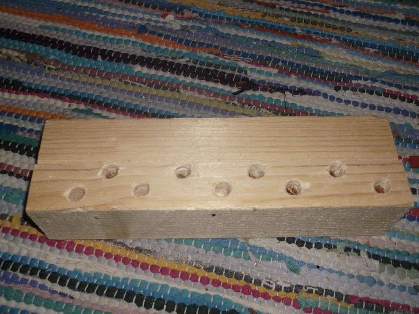 Holzdübel mit Löchern