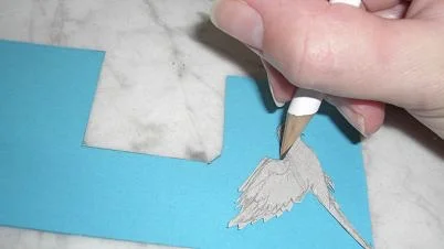 Die Motivvorlage wird mit Bleistift auf Tonpapier abgezeichnet