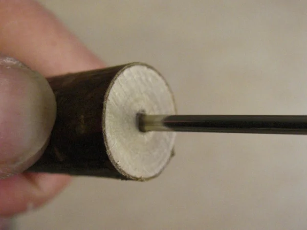 Wellensittich-Bild: Ist der zu biegende Teil der Stange etwas länger als nur 1 cm, reicht es aus, wenn man sie in ein vorgebortes Loch steckt und biegt. 