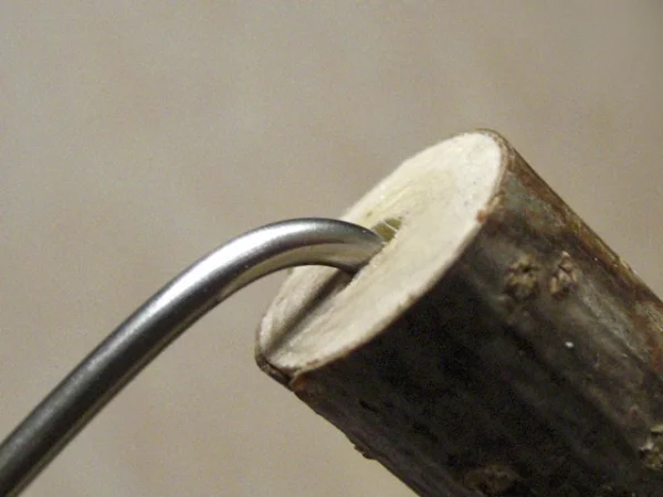 Wellensittich-Bild: Ist der zu biegende Teil der Stange etwas länger als nur 1 cm, reicht es aus, wenn man sie in ein vorgebortes Loch steckt und biegt. 