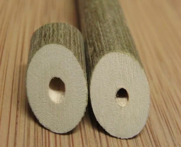Wellensittich-Bild: Beide Verbindungsstücke werden mit der gewohnten Bohrnadel bei Holzperlen (2,5mm) mittig durchbohrt, während der Sitzast mit einem dünneren Bohrer gebohrt wird, damit der Ast sehr fest klemmt. In diesem Fall bei einer Stange aus Edelstahl mit 2mm, eine Bohrnadel mit gleichem Durchmesser verwenden.