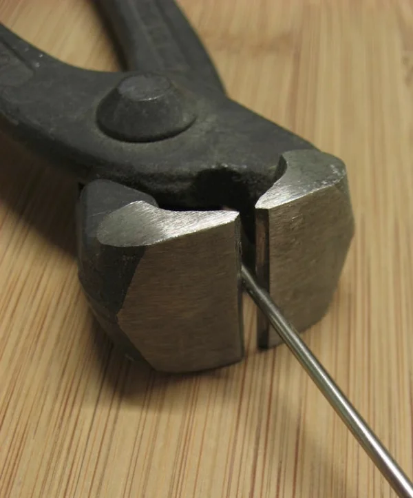 Wellensittich-Bild: Wenn man Stangen aus Edelstahl auf die gewünschte Länge bringen will, kann man entweder mit einem Bolzenschneider oder einer Kneifzange ans Werk gehen. 