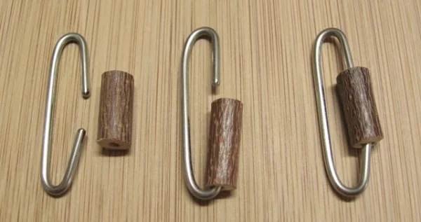 Wellensittich-Bild: Hier geht es nun um Karabiner, an denen man eine Schaukel sicher aufhängen kann, ohne Schnüre oder Seile dafür zu verwenden.