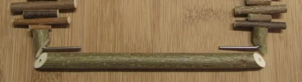 Wellensittich-Bild: Nun fehlt nur noch der Sitzast, in welchen die umgebogenen Teile aus Edelstahl mit etwas Kraftaufwand hinein gestochen werden.
