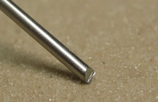 Wellensittich-Bild: Beim Durchtrennen der Stangen entstehen sehr scharfkantige Grate an der Schnittstelle. Mit einem Schmirgelpapier kann man das relativ einfach abschmirgeln, bis man diese scharfen Kanten nicht mehr spüren kann. 

Alternativ und sehr viel einfacher geht es z.B. mit einem Multifunktionswerkzeug, einem Schleifstein oder ähnlichem. 