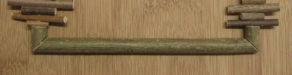 Wellensittich-Bild: Besonders schön sehen Sitzäste mit einem Eckstück aus. Man kann es natürlich der Einfachkeit halber auch gerade sägen, aber dann schaut an der fertigen Schaukel ein Stück vom Edelstahldraht heraus. 