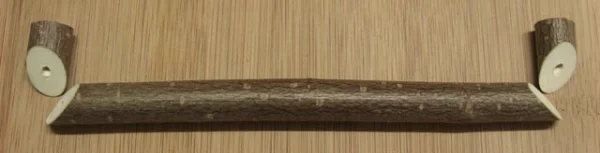 Wellensittich-Bild: Nun die vorgesehene Breite des Astes bestimmen und auf der gegenüberliegenden Seite ebenfalls schräg sägen. Nochmal ein gerader Schnitt für die zweite Holzperle. 
