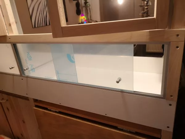 Wellensittich-Bild: Kurz über der Wanne sind Schiebetüren um leicht an den unteren Teil heranzukommen. 