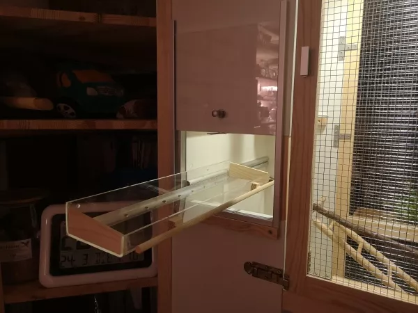 Wellensittich-Bild: Das Futternapf oben ist ausziehbar. 